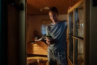 Der Bergdoktor – Obwohl Hans (Heiko Ruprecht) es genießt, so nah bei Susanne und Sophia zu sein, vermisst er doch das Leben auf dem Gruberhof.