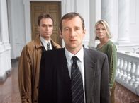 Vater braucht eine Frau – Frank Neu (Peter Lohmeyer, Mitte) glaubt irrtümlich, dass Steffis (Ursula Karven) Ex-Mann Alexander (Jean-Theo Jost) ein Nebenbuhler ist.