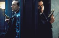 Face/Off - Im Körper des Feindes – Der Leiter der Anti-Terror-Einheit, Sean Archer (John Travolta, r.), und der Terrorist Castor Troy (Nicolas Cage) haben eine gemeinsame Geschichte. Bei einem früheren Mordanschlag Troys auf Archer musste Archers junger Sohn sein Leben lassen.