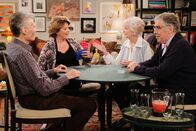 9JKL – (v.l.n.r.) Harry (Elliott Gould); Judy (Linda Lavin); Lenore (Christina Pickles); Dick (Fred Willard)