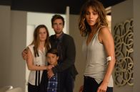 Extant – Während Molly (Halle Berry, r.) die eigentliche Bedeutung ihrer Vision bewusst wird, versuchen Ethan (Pierce Gagnon, 2.v.l.), Charlie (Tyler Hilton, 2.v.r.) und Julie (Grace Gummer, l.) alles, um die Humanics aufzuhalten ...