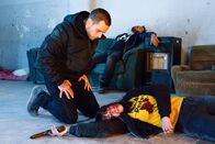 Gomorrha - Die Serie – Enzo (Arturo Muselli) findet seine ermordete Freundin Maria (Gina Amarante).