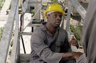 Heute bin ich Samba – Um ein wenig Geld zu verdienen, übernimmt Samba (Omar Sy) verschiedene schlecht bezahlte Gelegenheitsjobs.