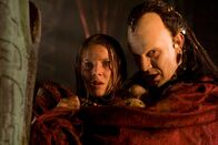 Solomon Kane – Der Hexenmeister Malachi (Jason Flemyng, r.) benötigt das Blut von Meredith (Rachel Hurd-Wood, l.), um einen mächtigen Dämon zu beschwören.