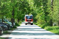 Hoagascht – Feuerwehrauto der FF Roith fährt eine Allee entlang