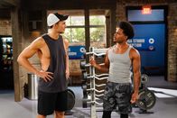 Call Me Kat – Max (Cheyenne Jackson, l.); Carter (Julian Gant, r.)