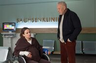 In aller Freundschaft – Hilda Renner (Karoline Teska) und ihr Vater Volker Renner (Frank Leo Schröder) haben einige Dinge gemeinsam aufzuarbeiten.