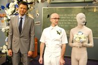 Community – Auf der Abschlussfeier von Jeff (Joel McHale, l.) geht es nicht ganz mit rechten Dingen zu. Das kann auch Studienleiter Pelton (Jim Rash, M.) schwer übersehen ...
