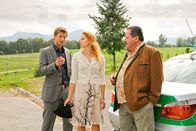 Die Rosenheim-Cops – Noch am Tatort befragen die Kommissare Hofer (Joseph Hannesschläger, r.) und Hansen (Igor Jeftic, l.) die Verlobte des Opfers, Melanie Jennrich (Petra Bernhardt, m.).