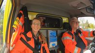 Lebensretter – Im Rettungswagen der Feuerwehr Chemnitz: Theresia (links), Auszubildende Lisa Georgi (Mitte hinten) und Thomas Clauss (rechts)