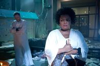 Community – Eine Social-Network-App, die es den Studenten erlaubt einander zu bewerten, macht Shirley (Yvette Nicole Brown, r.) zum absoluten Überflieger des Greendale College, während Jeff (Joel McHale, l.) mit dem ganzen Bewertungssystem wenig anfangen kann ...