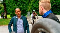 Watzmann ermittelt – Jerry Paulsen (Peter Marton, l.) stellt Franz Grünberger (Johannes Berzel, r.) im Bikepark zur Rede. Franz streitet die Vorwürfe ab (mit Komparse). Weiteres Bildmaterial finden Sie unter www.br-foto.de.