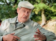 Lachgeschichten – Heinz (Gerd Dudenhöffer) im Grünen. Noch hat er keine Ahnung von der "Kameliendame"