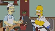 Die Simpsons – Während Milhouse eine Taktik sucht, wie er Lisa rumkriegen kann, sucht Homer (r.) nach einem Fauxpas Rat beim Küchenchef (l.) ...