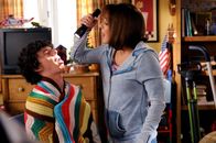 The Middle – Um sicherzugehen, dass sie ja nicht krank wird und die royale Hochzeit im Fernsehen verpasst, setzt Frankie (Patricia Heaton, r.) bei sich, Axl (Charlie McDermott, l.), Mike, Brick und Sue ein strenges Regime an Gesundheitsbewusstsein durch ...
