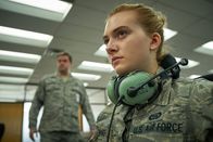 Winner – Bei ihrer Arbeit als Übersetzerin für die U.S. Air Force wird Reality (Emilia Jones) zunehmend durch den Umstand verstört, dass ihre Meldung von verdächtigen Gesprächsinhalten in der Regel umgehend zu militärischen Angriffen im Ausland führen.