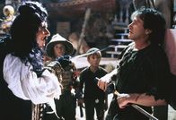 Hook – Um seine Kinder Maggie (Amber Scott, 2.v.l. ) und Jack (Charlie Korsmo, 2.v.r.) vor den Machenschaften des bösen Captain Hooks (Dustin Hoffman, l.) zu retten, stellt sich Peter Pan (Robin Williams, r.) einem gefährlichen Kampf.