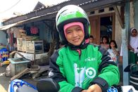 Magic Cities – Hassana ist seit einem Jahr Motorradtaxifahrerin. Sie fährt für Gojek, einen der größten Anbieter in Jakarta.