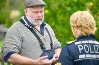 WaPo Bodensee – Fischer Johannes Roth (Martin Reik, l.) ist erschüttert als ihm Nele Fehrenbach (Floriane Daniel, r.) den Ehering seiner Frau zeigt. Diese lebt eigentlich schon seit zehn Jahren in Australien.