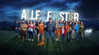 Alles finster – Von links: Agnes (Martina Ebm) fragt Oberleutnant Julia Lehner (Julia Edtmeier) wie die Situation "draußen" aussieht.; Von links: Rainer Wöss (Rolle: Franz), Jakob Seeböck (Rolle: Bernhard), Christian Strasser (Rolle: Norbert), Michael Edlinger (Rolle: Patrick), Miriam Fussenegger (Rolle: Laura), Lukas Watzl (Rolle: Klaus), Tambet Tuisk (Rolle: Matias), Hilde Dalik (Rolle: Elisabeth), Harald Windisch (Rolle: Edi), Holger Schober (Rolle: Michi), Martina Ebm (Rolle: Agnes), Daniel Eder (Rolle: Max), Enzo Gaier (Rolle: Jakob), Laila Marie Noëlle Padotzke (Rolle: Marie), Maria Hofstätter (Rolle: Ulli), Michael A. Grimm (Rolle: Jens), Bettina Mittendorfer (Rolle: Carola), Wolf Bachofner (Rolle: Hermann) und Julia Edtmeier (Rolle: Julia).