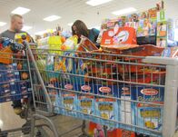 Couponing Extrem – Amanda Ostrowski mit ihrem Mann und zwei Wagen