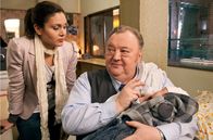 Der Dicke – Yasmin (Sophie Dal, l.) ist nach dem Mutterschutz in die Kanzlei zurückgekehrt. Gregor Ehrenberg (Dieter Pfaff, r.) gibt ihrem Baby das Fläschchen.
