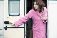 Sightseers – Tina (Alice Lowe) und Chris (Steve Oram) sind ein frischverliebtes Pärchen. Da hat Chris eine tolle Idee: Er will seiner Liebsten die Welt auf seine Weise zeigen und so macht sich das Pärchen zur ersten gemeinsamen Reise auf.