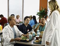 Scrubs - Die Anfänger – Elliott (Sarah Chalke, r.) ist nach dem Beziehungsende ziemlich verzweifelt. Dr. Cox (John C. McGinley, l.), J.D. (Zach Braff, 2.v.l.) und Turk (Donald Faison, 2.v.r.) können ihr jedoch nicht wirklich weiter helfen ...