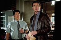 The Mentalist – Rückblende: Wayne Rigsby (Owain Yeoman, r.) und Kimball Cho (Tim Kang, l.) treffen zum ersten Mal auf Patrick Jane ...