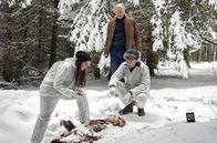 Wolfsland – Viola Delbrück (Yvonne Catterfeld), Burkhard "Butsch" Schulz (Götz Schubert) und Böhme (Jan Dose) untersuchen die Leiche von Heike Tauchert.
