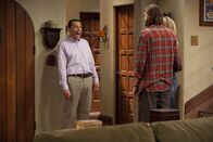 Two and a Half Men – Alan wird aus der Nervenklinik entlassen und hat mit einigen Anstrengungen zu kämpfen. Alan (Jon Cryer, l.), Walden (Ashton Kutcher, M.) und Lyndsey (Courtney Thorne-Smith, r.) ...