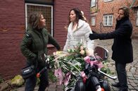 Rote Rosen – Als Anke (Anne Brendler, l.) wie geplant das geschmückte Motorrad vorfährt, kann Tina (Katja Frenzel, M.) nicht an sich halten und beschimpft sie (mit Hakim Michael Meziani, r.).