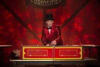 American Horror Story – Kann mit seinen Zaubertricks die Zuschauer begeistern: Chester Creb (Neil Patrick Harris) ...