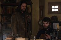 Salem – Als John (Shane West, l.) und Reverend Mather (Seth Gabel, r.) erkennen, was für ein mächtiges Objekt sich in ihrem Besitz befindet, sind sie sich über das weitere Vorgehen zunächst uneins ...