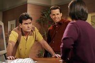 Two and a Half Men – Alan (Jon Cryer, M.) bringt Charlie (Charlie Sheen, l.), nachdem er sich heftige Rückenschmerzen zugezogen hat, zu einem Arzt. Um gleich an die Reihe zu kommen, lässt Charlie seinen Charme spielen, doch die Krankenschwester (Helen Greenberg, r.) lässt sich nicht um den Finger wickeln ...