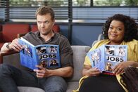 Community – Gleich zu Beginn des neuen Schuljahres entfacht sich bei Jeff (Joel McHale, l.) und Shirley (Yvette Nicole Brown, r.) der Ehrgeiz. Sie wollen unbedingt einen Platz im Geschichtskurs ergattern ...