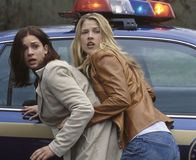 Final Destination 2 – Ein Jahr nach einem folgenreichen Flugzeugabsturz befindet sich Clear (Ali Larter, r.), die einzige Überlebende jenes Absturzes, zu ihrem eigenen Schutz in der Psychiatrie. Es dauert nicht lange, da taucht bei ihr die College-Studentin Kimberly (A. J. Cook, l.) auf. Gemeinsam versuchen sie, dem entfesselten Sensenmann von der Schippe zu springen ...