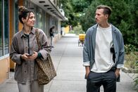 SOKO Leipzig – Die Streetworkerin Nike Alooma (Haley Louise Jones, l.) unterstützt Moritz Brenner (Johannes Hendrik Langer, r.) bei der Suche nach dem verschwundenen Jugendlichen.