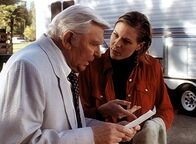 Diagnose: Mord – Der Anwalt Matlock (Andy Griffith, l.), der auf der Suche nach dem Mörder des Arztes Spindler ist, hat einige Fragen an die Stuntfrau Debbie (Jennifer Sommerfield). Kann sie ihm weiterhelfen?