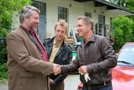 Die Rosenheim-Cops – Kaum ist Kommissar Stadler (Dieter Fischer, l.) zurück in Rosenheim, wird er von den Kollegen Bergmann (Florian Fitz, r.) und Mohr (Max Müller, M.) zum Mord an einem Maler gerufen.