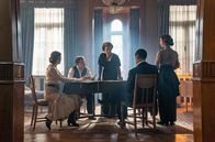 Das Weiße Haus am Rhein – V. li. n. re.: Ulla (Pauline Rénevier), Emil (Jonathan Berlin) und Adelheid (Nicole Heesters) verhandeln mit Fritz (Benjamin Sadler) und Maria (Katharina Schüttler) über die Zukunft des Rheinhotel Dreesen.