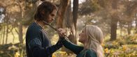 Der Herr der Ringe: Die Ringe der Macht – Galadriel (Morfydd Clark) stellt Halbrand (Charlie Vickers) zur Rede, nachdem sie erfahren hat, dass er nicht wirklich der König der Südlande sein kann.