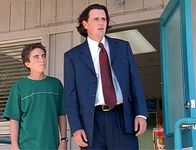 Malcolm mittendrin – Malcolm (Frankie Muniz, li.) möchte seinem neuen Lehrer Mr. Herkabe (Chris Eigeman) klarmachen, dass seine Lehrmethoden falsch sind.