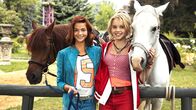 Bibi & Tina - Der Film – Bibi (Lina Larissa Strahl, r.) und Tina (Lisa-Marie Koroll, l.) sind beste Freundinnen.