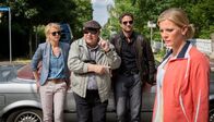 Akte Ex – Kristina Katzer (Isabell Gerschke, l.), Werner Lustig (Jaecki Schwar, 2.v.l.) und Lukas Hundt (Oliver Franck,2.v.r.) haben Luise Kanter (Eva Habermann, r.) aufgespürt.