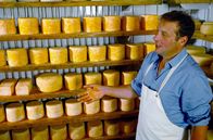 Zu Tisch ... – Der Senner Daniel Mangeng ist jeden Alpsommer bei der Genossenschaftsalpe Vergalden angestellt. Im Winter arbeitet er als Ofenbauer im Tal. Seine Spezialität ist der Sura Kees, ein Sauermilchkäse aus Magermilch.