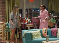 The Big Bang Theory – Als die NASA Howards Mission verschiebt, werden seine gesamten Hochzeitspläne gefährdet. Währenddessen sagt Leonard (Johnny Galecki, r.) etwas zu Penny (Kaley Cuoco, l.), das sie sehr überrascht ...