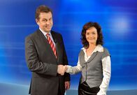 Der Winzerkönig – ARD/SWR DER WINZERKÖNIG III. STAFFEL, FOLGE 38, "Neue Wege" Uhr im ERSTEN. Wahlkampffinale um das Bürgermeisteramt: Georg Plattner (Stefan Fleming, l.) und Andrea Plattner (Katharina Stemberger, r.) Im Studio bei der entscheidenden Fernsehdiskussion.