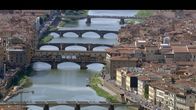 Ein Tag in Italien – Blick aus der Vogelperspektive auf die zahlreichen Brücken über den Arno in Florenz