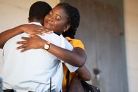 Death in Paradise – Naomi Thomas (Shantol Jackson) möchte ihren Kollegen Marlon Pryce (Tahj Miles) nach den dramatischen Ereignissen kurz trösten. Doch Marlon missversteht die Geste – und ist überzeugt, dass sie ihn küssen will.